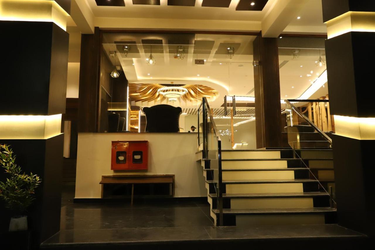 Hotel Emperio Grand Лакхнау Экстерьер фото